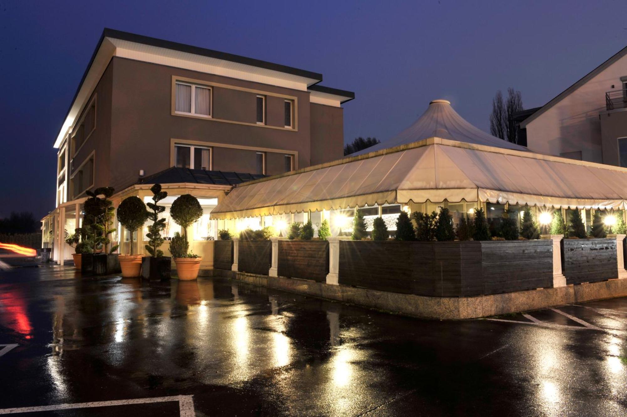 Bivius Hotel Restaurant Luxembourg Strassen Esterno foto