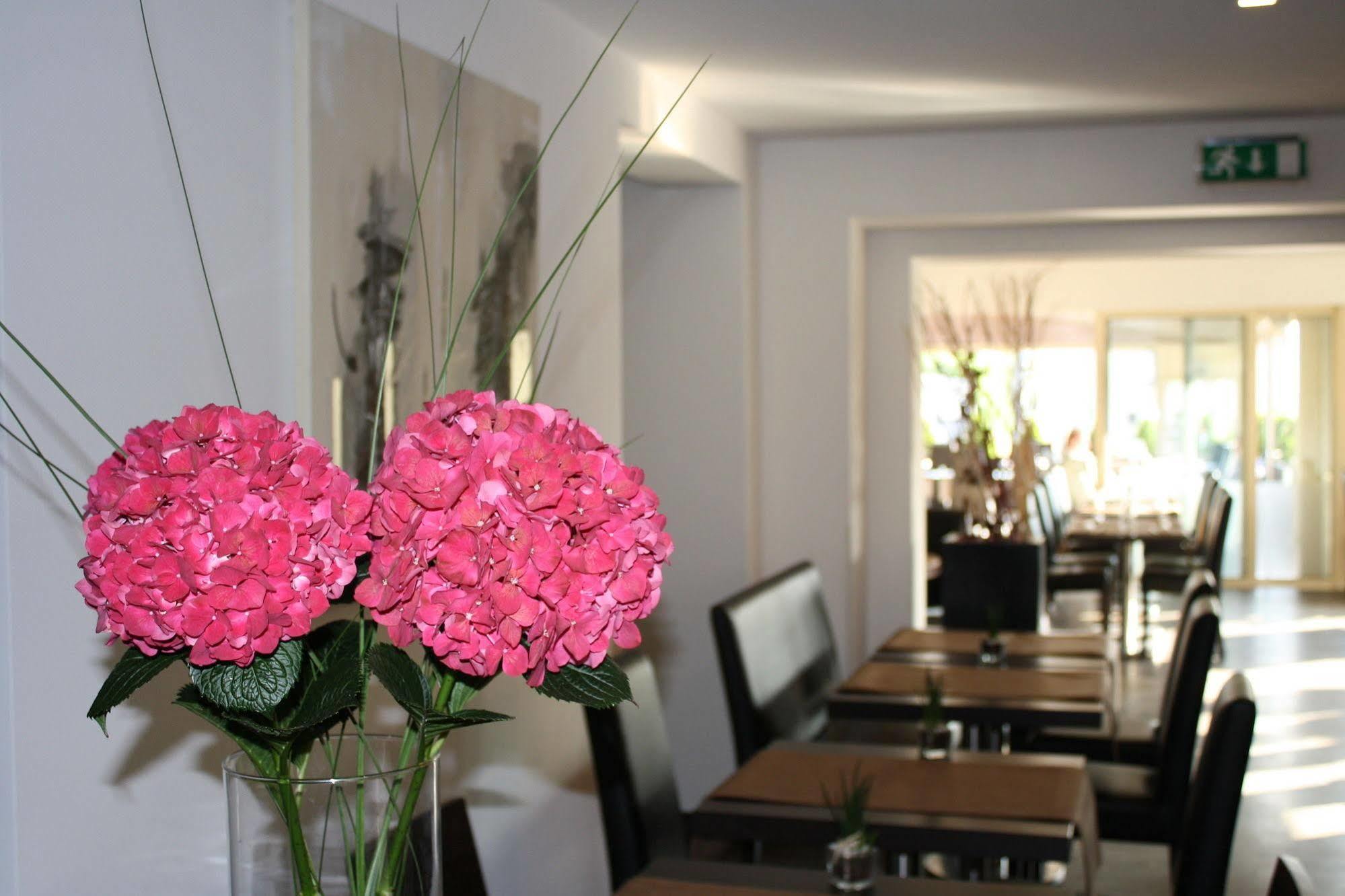 Bivius Hotel Restaurant Luxembourg Strassen Esterno foto