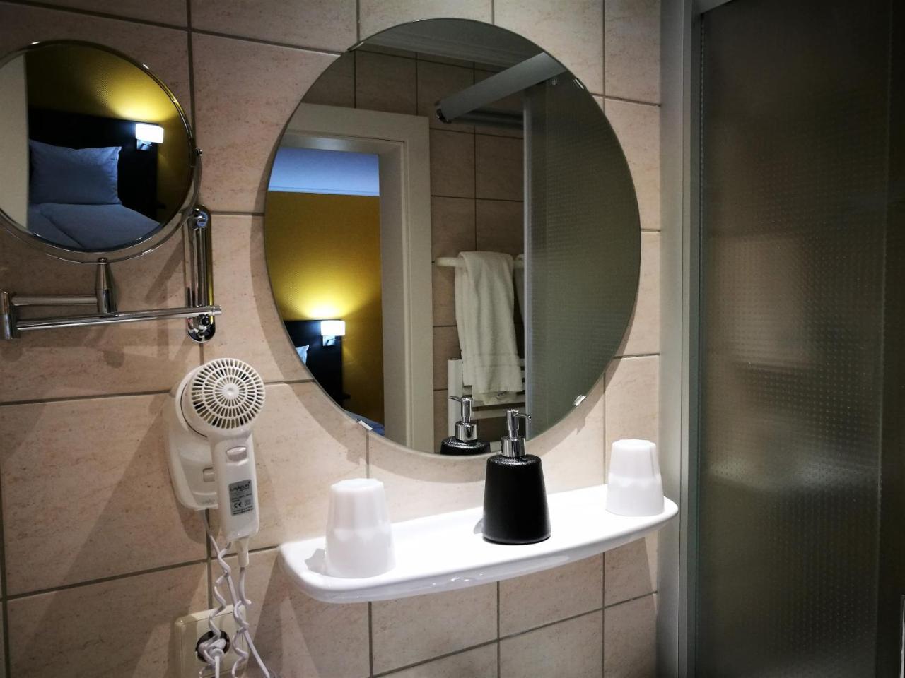 Bivius Hotel Restaurant Luxembourg Strassen Esterno foto
